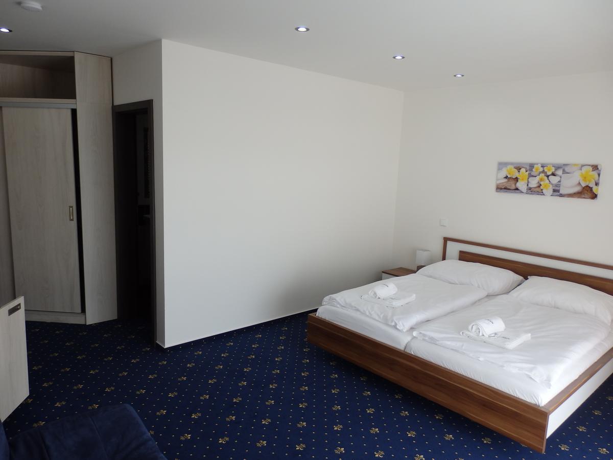 Rezidence Holsin Hotell Holsiny Exteriör bild